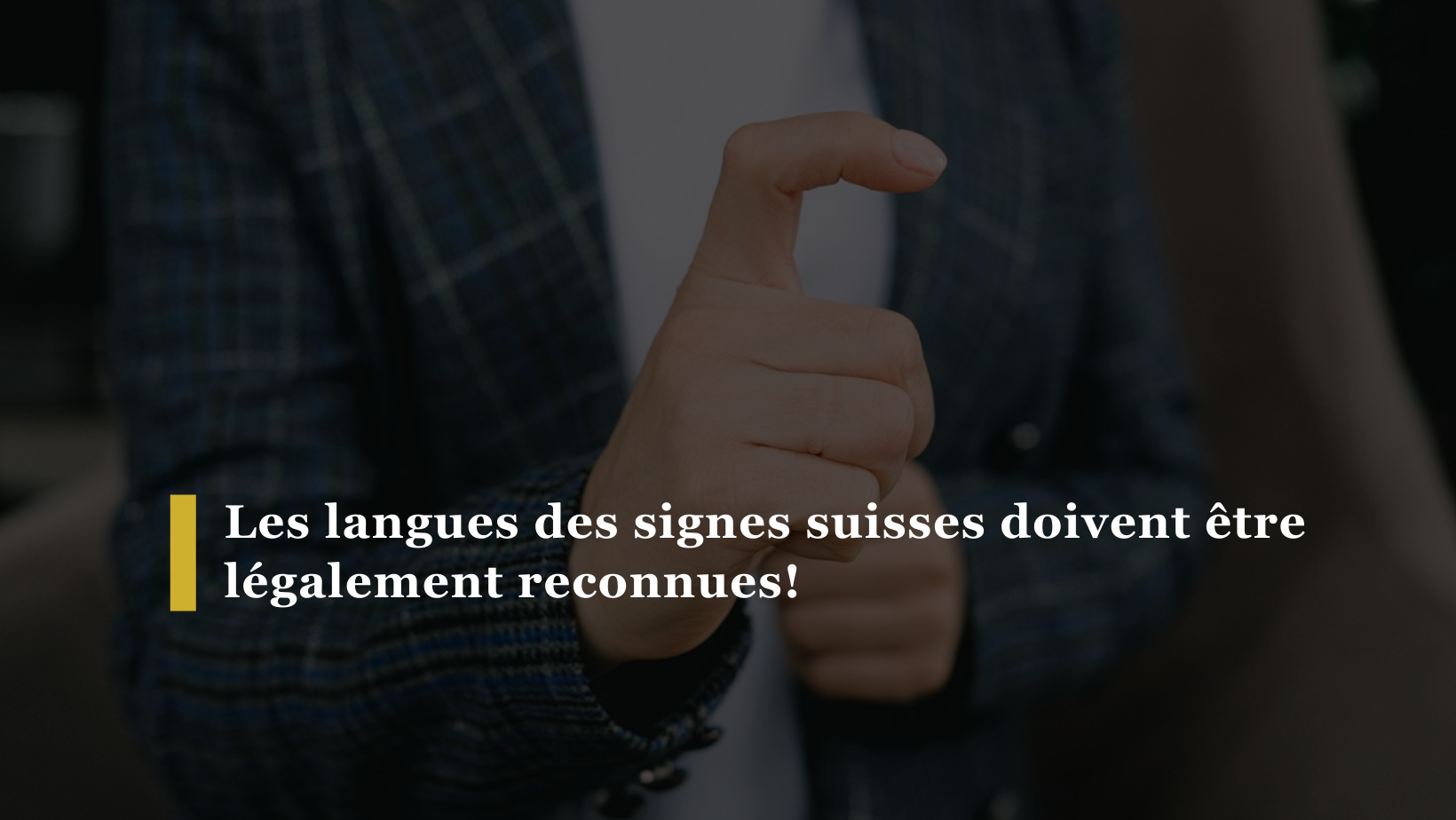 Dans son rapport «Possibilités de reconnaissance juridique des langues des signes suisses» publié le 24 septembre 2021, le Conseil fédéral estime qu’une telle reconnaissance juridique n’est pas nécessaire. Déçue par ces conclusions, la Fédération suisse des sourds exige du Conseil fédéral et du Parlement que les trois langues des signes suisses soient enfin légalement reconnues, que la Convention de l’ONU relative aux droits des personnes handicapées soit mise en œuvre et que des mesures concrètes soient prises pour prévenir les discriminations dont sont victimes les personnes sourdes.