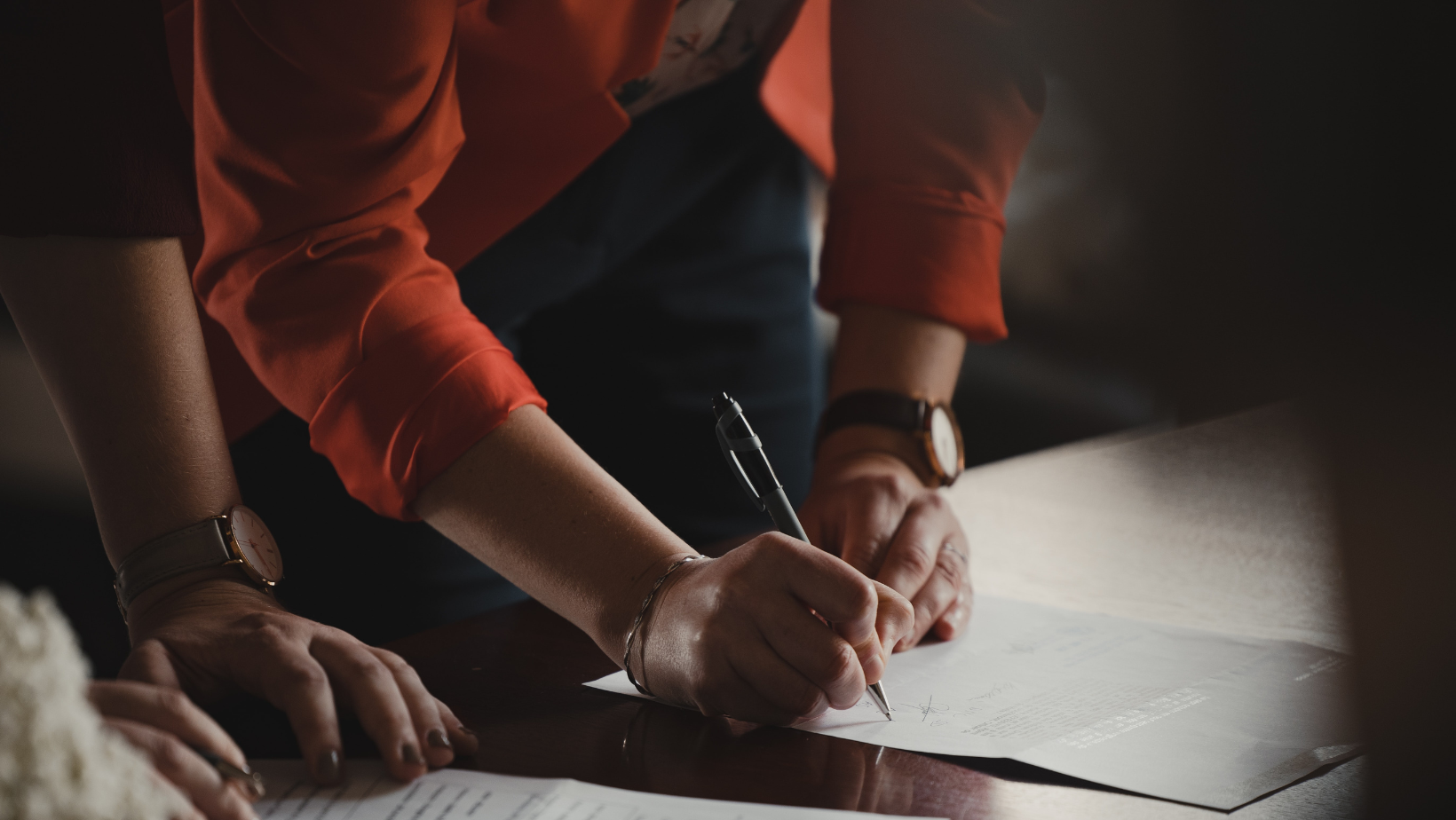 Trotz vielseitiger Bedenken wurde bei der Revision des Erwachsenenschutzrechts die umfassende Beistandschaft mit automatischem Entzug der Handlungsfähigkeit ins neue Recht übernommen. Dafür wurde die Schweiz Ende März 2022 vom zuständigen UNO-Ausschuss scharf kritisiert. Expert*innen fordern die Abschaffung dieser Massnahme.