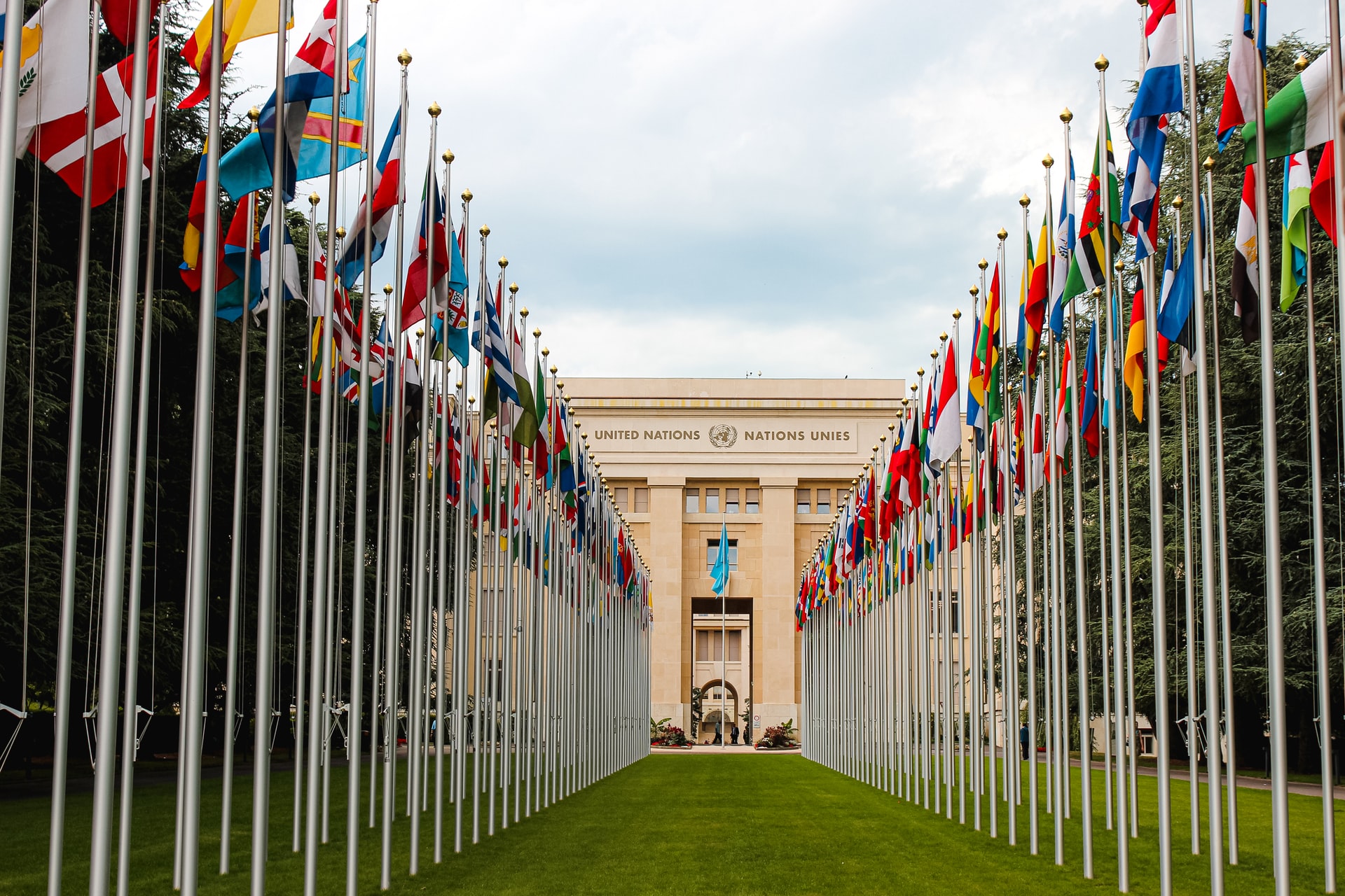 Die zwischenstaatliche UNO-Arbeitsgruppe IGWG, welche seit 2014 mit der Ausarbeitung eines verbindlichen internationalen Abkommens über transnationale Unternehmen und Menschenrechte beauftragt ist, hielt vom 25. bis 29. Oktober 2021 ihre siebte Sitzung im Saal des UNO-Menschenrechtsrates ab. Die Vertreter dreier NGOs äussern sich nun kritisch: Die Schweiz ist zu passiv und muss sich an den Verhandlungen an der nächsten Sitzung im Oktober 2022 aktiv beteiligt.