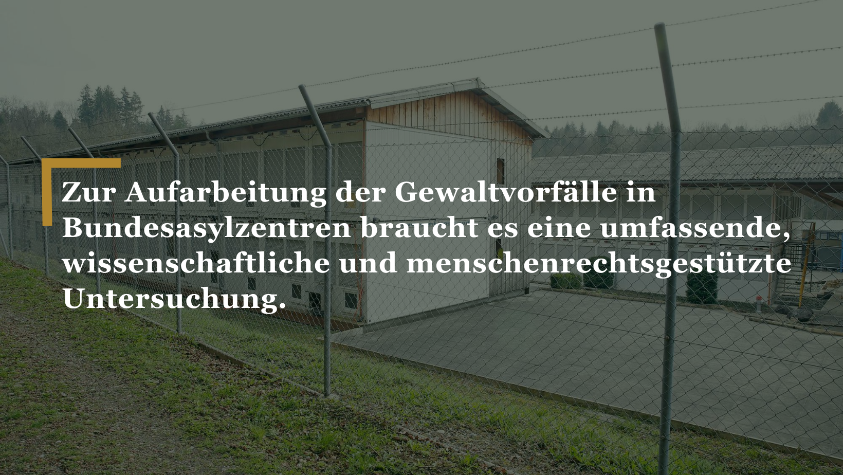 In den letzten Jahren machten wiederholt beunruhigende Berichte zu Gewalt und Menschenrechtsverletzungen in Bundesasylzentren die Runde. Um die Vorwürfe zu untersuchen, gab das Staatssekretariat für Migration eine externe Untersuchung in Auftrag. Der veröffentlichte Bericht ist allerdings unvollständig und lässt den Ausschluss strukturell bedingter Gewaltanwendungen in den Asylunterkünften des Bundes nicht zu.
