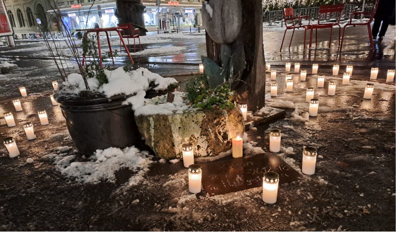 Am 10. Dezember 2022, dem internationalen Menschenrechtstag, kamen auf dem Berner Waisenhausplatz Menschen zusammen, um sich an Kilian zu erinnern. Kilian starb 2018 in der Polizeiwache nebenan mit nur 20 Jahren. Weitere 50 Kerzen wurden angezündet; eine für jede Person, die seit 2018 in Freiheitsentzug in der Schweiz gestorben ist. Die Versammelten fragen sich: Warum werden keine unabhängigen Untersuchungen eingeleitet? Wie wird die Hafterstehungsfähigkeit von verhafteten Personen geprüft?