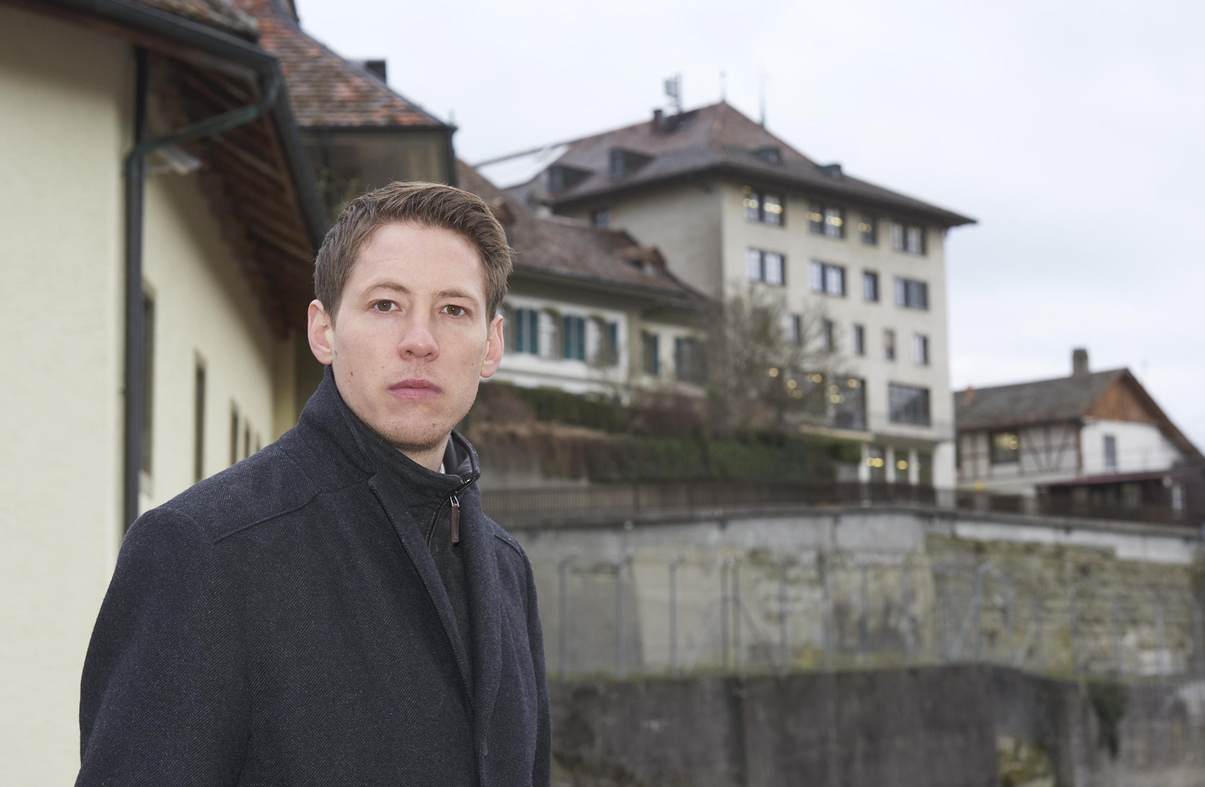 Seit 2017 existiert die Rechtsberatung für Menschen in Freiheitsentzug und ihre Angehörigen bei humanrights.ch. Was sich nach 5 Jahren und 690 Beratungen zeigt: Wir sind in der Schweiz noch weit von dem international geforderten wirksamen Rechtsschutz für Gefangene entfernt. Um die Hürden im Zugang zum Recht von Gefangenen abzubauen, muss die niederschwellige Rechtsberatung staatlich gefördert und ausgebaut werden.
