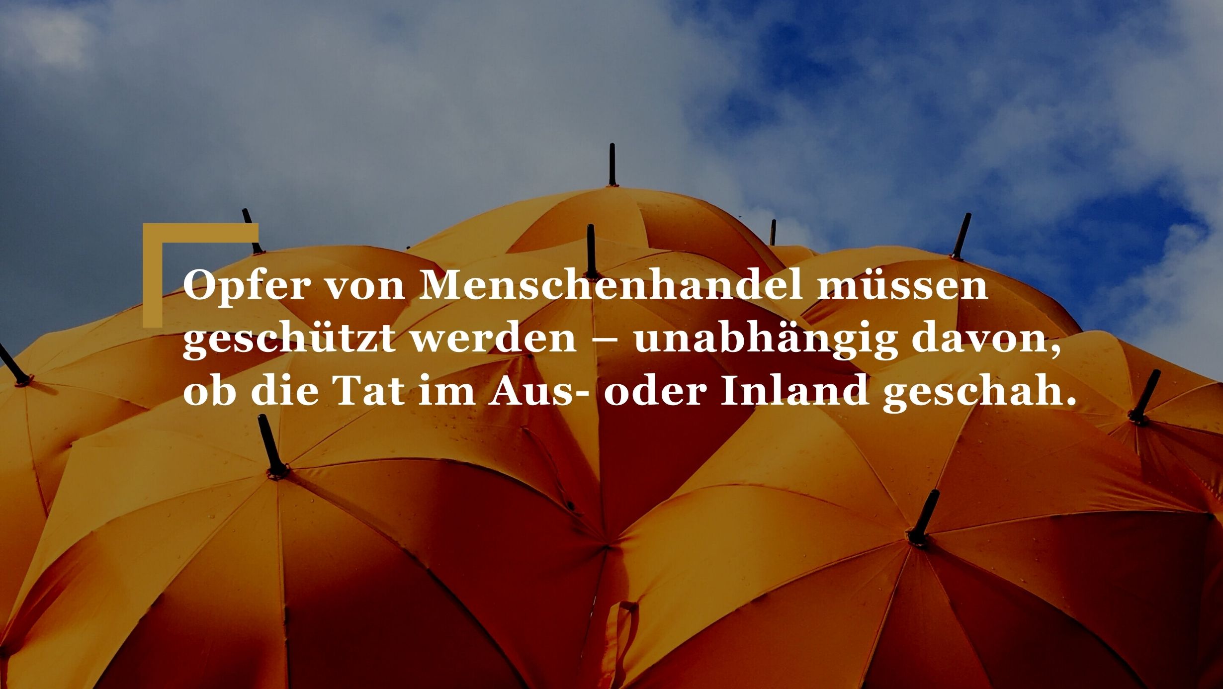 Das Schweizer Opferhilfegesetz greift nur, wenn eine Straftat in der Schweiz begangen wurde oder die Betroffenen zum Tatzeitpunkt über einen Wohnsitz in der Schweiz verfügen. In Fällen von Menschenhandel, welcher oftmals ein grenzübergreifendes Delikt darstellt, führt dies zu einem fragwürdigen Resultat: zahlreiche Betroffene erhalten in der Schweiz keine Unterstützung.