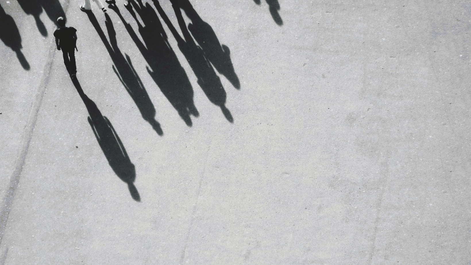 La traite des êtres humains, qui constitue une infraction grave et une violation des droits humains, sévit aussi en Suisse. Cette forme d’exploitation n’est toutefois souvent pas reconnue comme telle, et les victimes n’ont pas accès à l’aide, au soutien ou aux droits dont elles peuvent bénéficier. Cet article offre un aperçu des enjeux les plus pressants liés à la lutte contre la traite humaine.