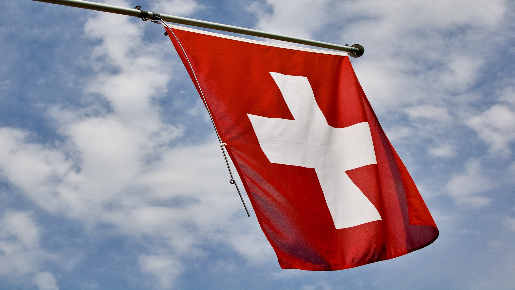 Das föderalistische System der Schweiz kann sich positiv auf die Umsetzung der Menschenrechte auswirken, diese aber ebenso erschweren. Während einige Kantone interessante Mechanismen entwickelt haben, kann es Lücken bei der Umsetzung der menschenrechtlichen Verpflichtungen in den Kantonen geben.
