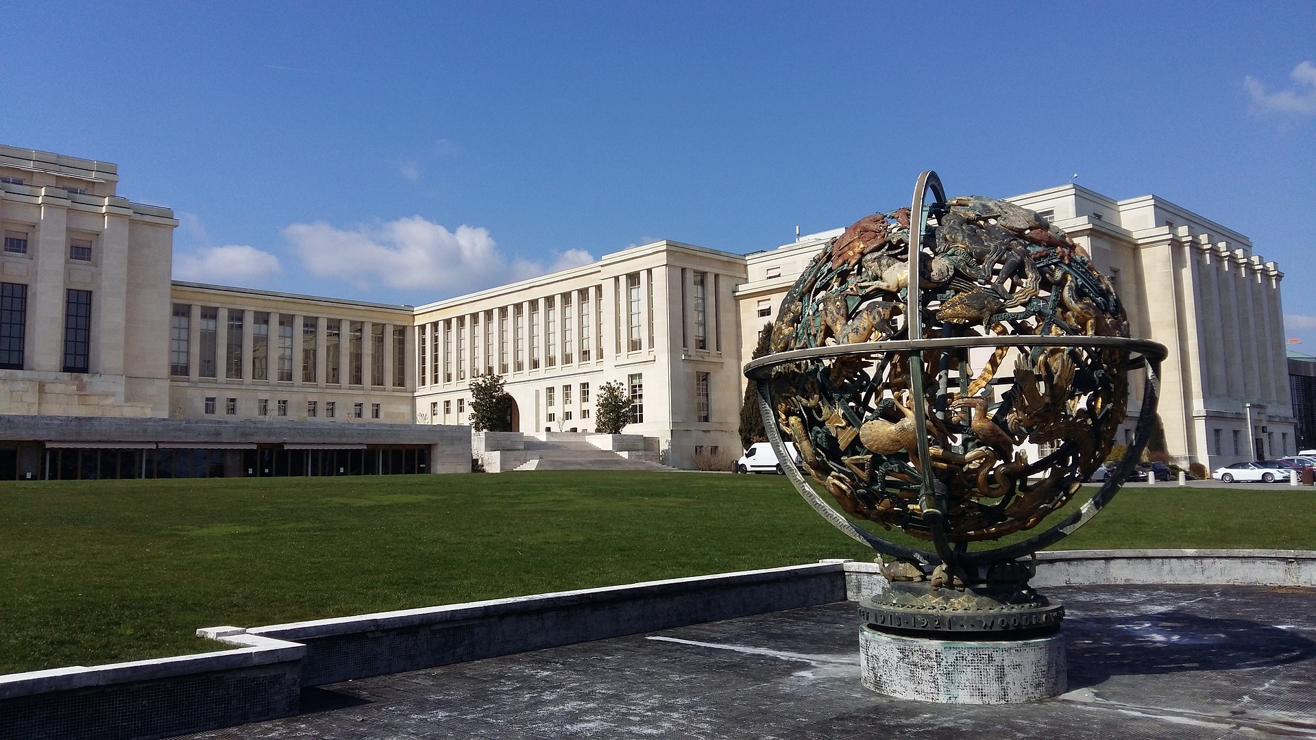 Dans le cadre de la Plateforme des ONG suisses pour les droits humains, humanrights.ch s'est fortement engagée depuis l'an 2000 pour la création d'une institution suisse des droits humains. Le chemin vers cette institution a été semé d'embûches, les ressources financières prévues par la Confédération pour les quatre premières années sont maigres. Mais il n'empêche: l’ISDH est maintenant là!