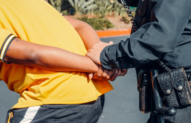 Bis Mitte Februar 2024 mussten Opfer von rassistischen Polizeikontrollen, die sich vor Gericht wehren wollten, einen oft jahrelangen, ressourcenintensiven und in der Regel aussichtslosen Prozess auf sich nehmen. Im Fall Wilson A. kam es nach 15 Jahren zu einem vorläufigen Freispruch der Polizisten, ebenso im Fall Mike Ben Peter, der bei der Polizeikontrolle gestorben war. Im Fall Roger Nzoy – ebenfalls Opfer einer Polizeikontrolle mit Todesfolge – will die Staatsanwaltschaft das Verfahren einstellen. Nach der Verurteilung der Schweiz im Fall Mohamed Wa Baile müssen nun die Verantwortungsträger*innen auf allen Ebenen aktiv werden und konsequent gegen rassismusfördernde Strukturen vorgehen.