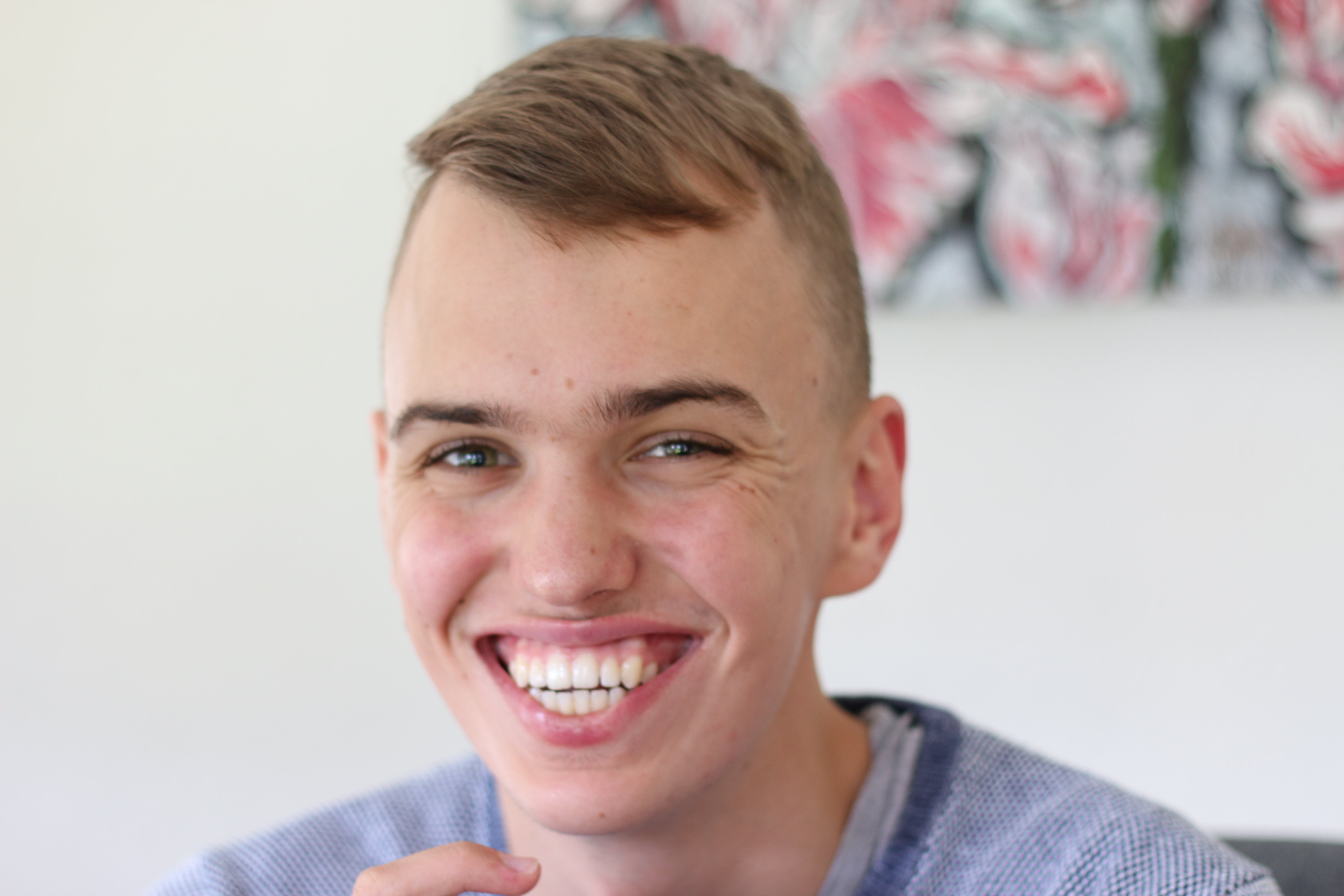 Der 18-jährige Theo W. stirbt am 2. Januar 2021 im Universitätsspital Zürich an einem schweren Schädelhirntrauma. Er wird am 30.12.2020 bewusstlos in einem Isolationszimmer in der PDAG (Psychiatrischen Klinik Königsfelden im Kanton Aargau) aufgefunden und dann als Notfall per Hubschrauber eingeliefert. Wie konnte es soweit kommen? Seit 2021 unterstützt humanrights.ch die Eltern von Theo bei ihren Bemühungen, die Umstände des Todes ihres Sohnes aufzuklären.