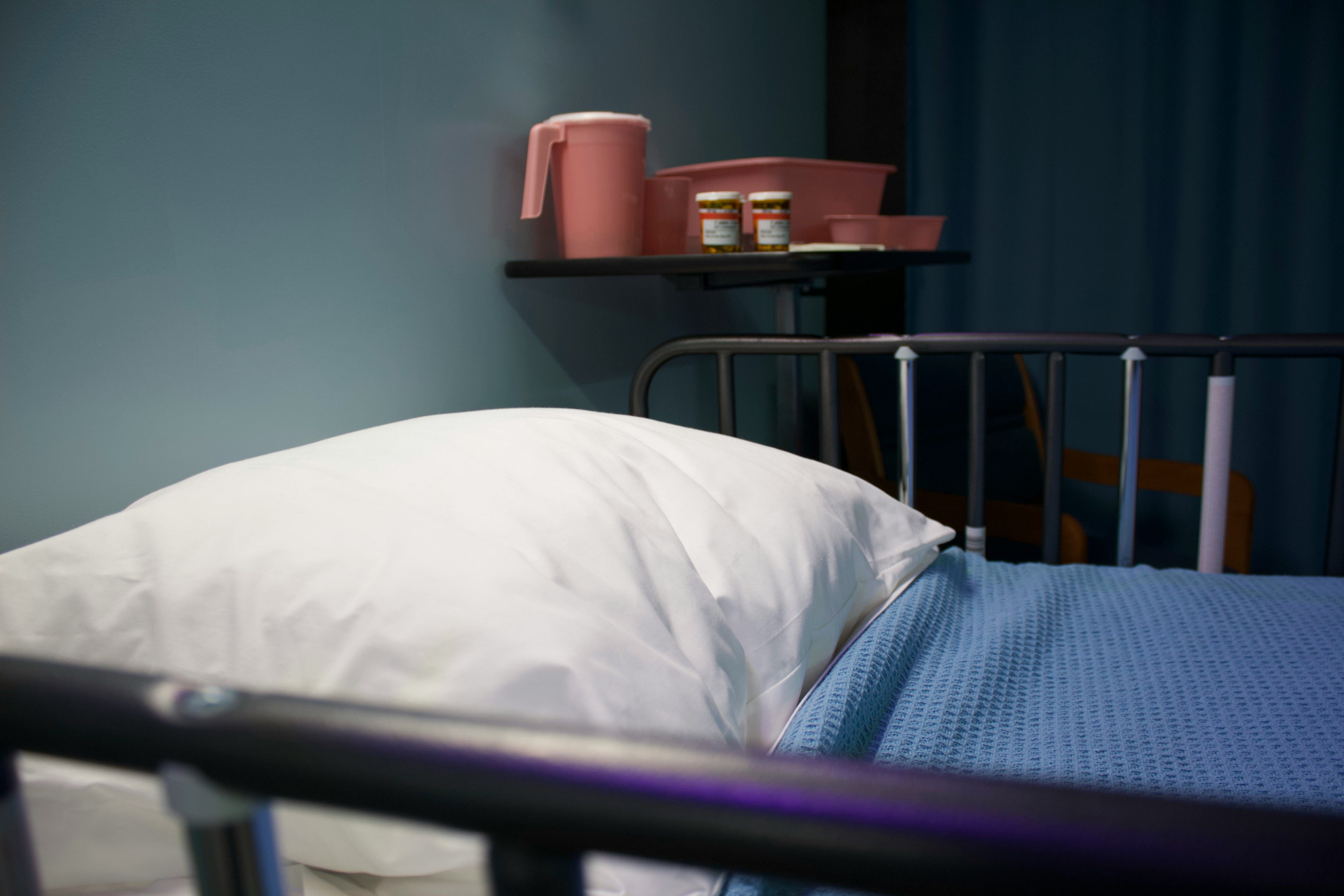 Jurist*innen, Ethiker*innen und Menschenrechtsorganisationen sind sich heute mehrheitlich einig: Inhaftierte Personen sollten nicht im Freiheitsentzug sterben müssen. Denn an diesem Ort ist ein würdiges Sterben schwer möglich. Zu wenige Gefängnisse verfügen über die dafür nötige Infrastruktur.