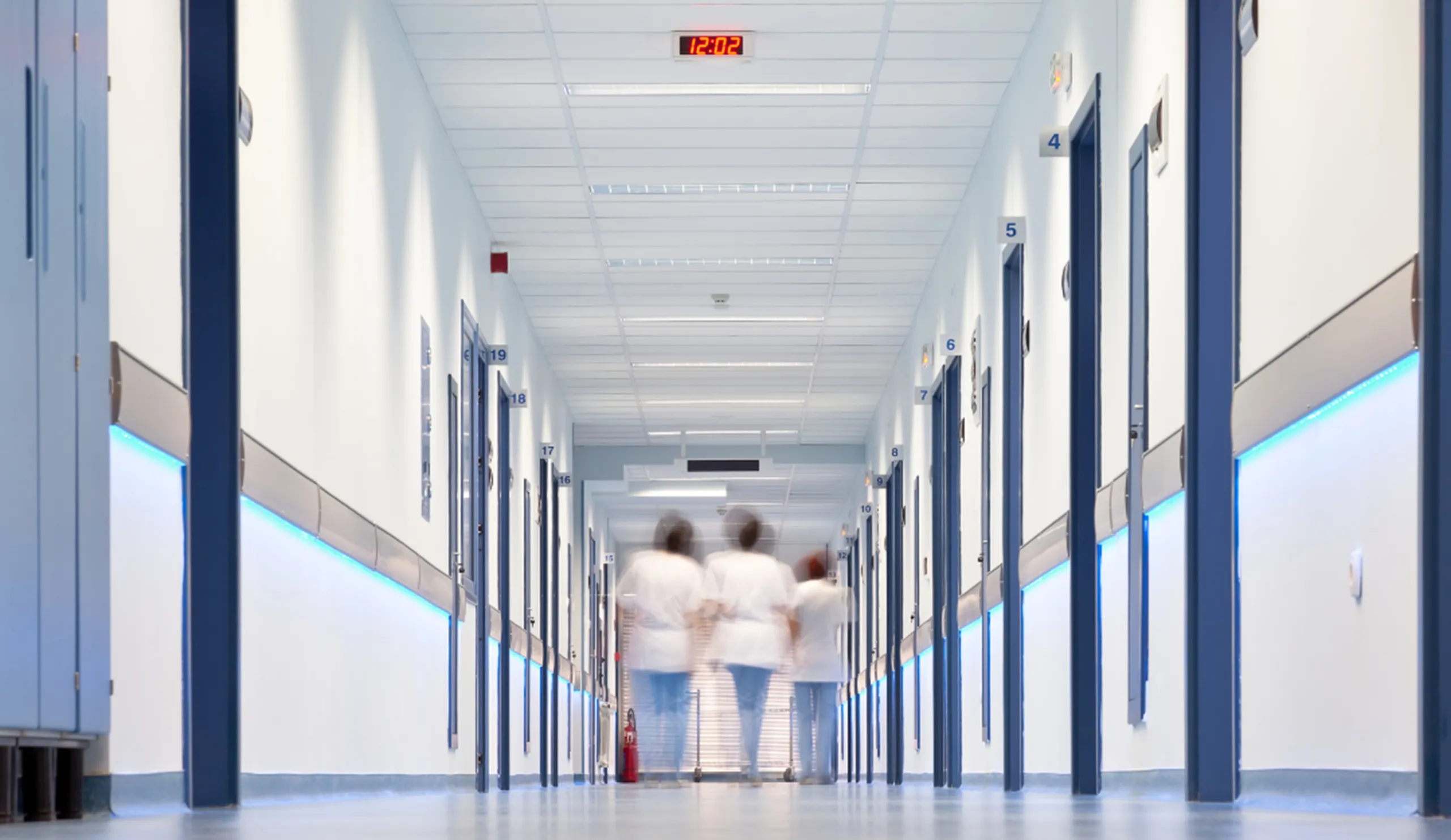 Les forcés en hôpital psychiatrique sont une pratique courante en Suisse. Ces mesures, très restrictives pour la liberté personnelle des personnes concernées, devraient toutefois être ordonnées de manière justplacementsifiée et respectueuse des droits humains.