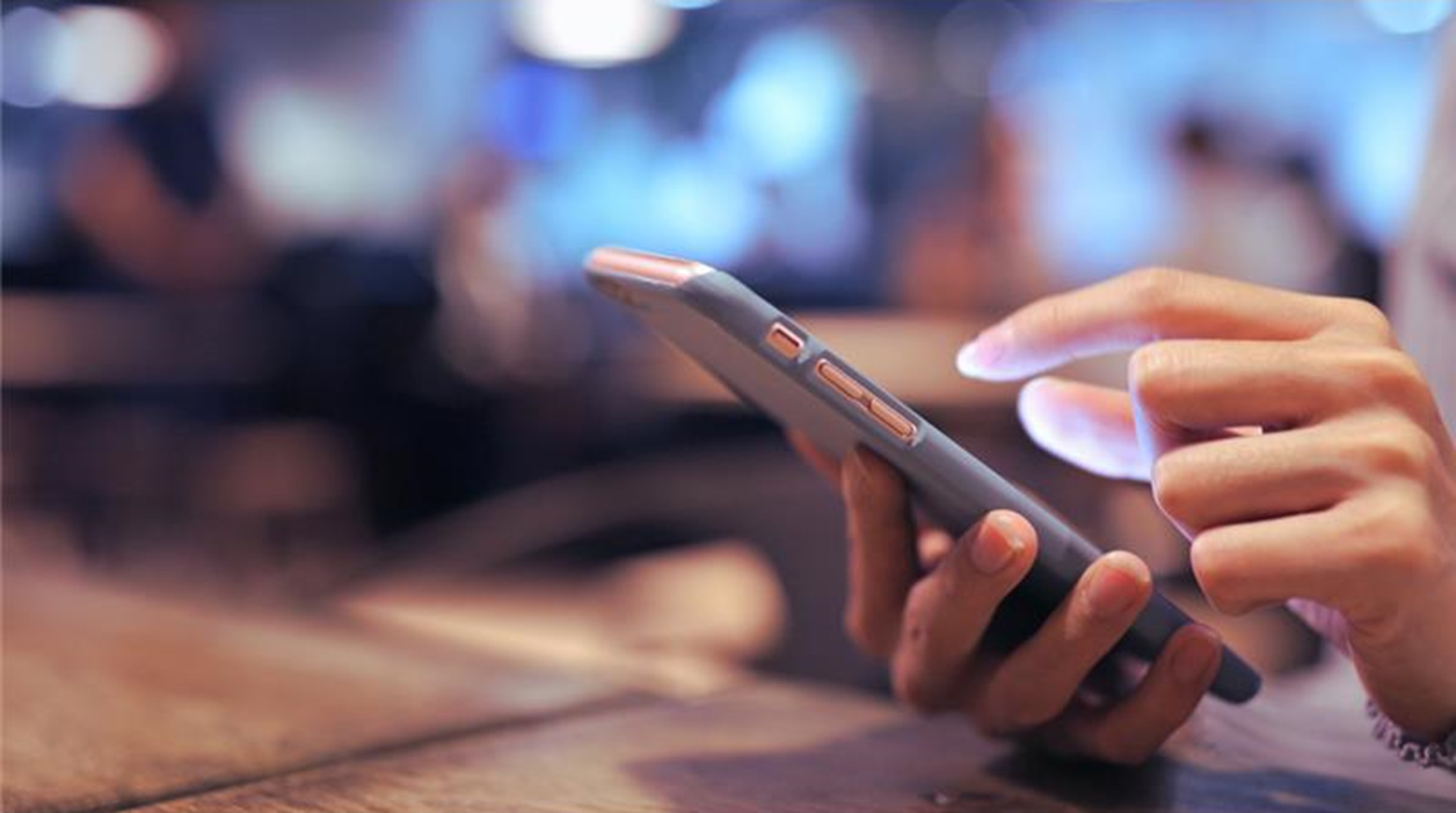 Social-Media-Algorithmen prägen unser Leben. Die EU hat längst ein Gesetz in Kraft gesetzt, das Online-Plattformen reguliert; damit will sie Nutzer*innen und Unternehmen schützen. Und wie steht es um die Plattform-Regulierung in der Schweiz? Der Bundesrat hat im April 2025 die geplante Regulierung, an der schon seit 2021 gearbeitet wird, auf unbestimmte Zeit verschoben.