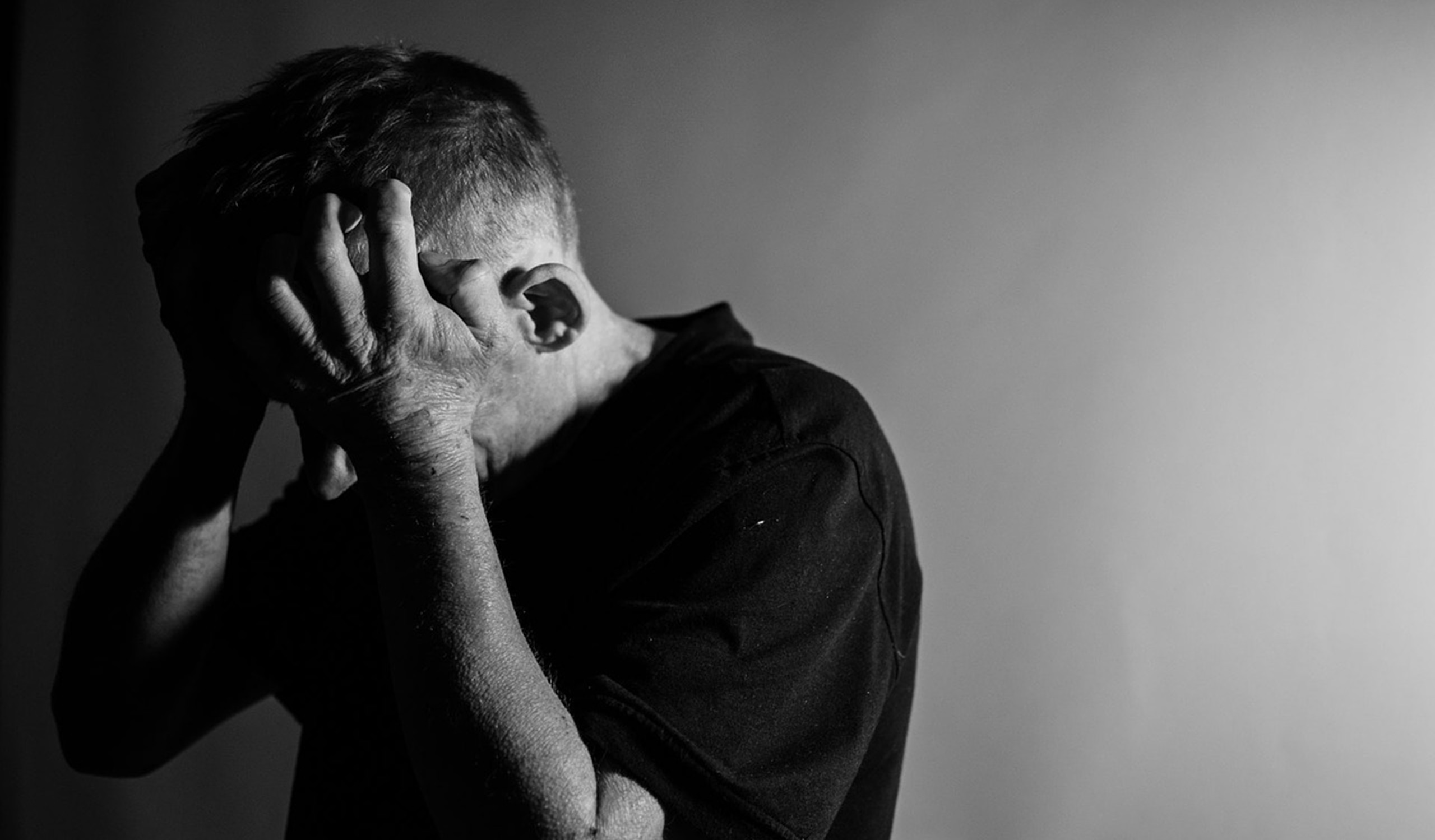 Trotz gesetzlicher Gleichstellungsrechte stossen Menschen mit psychischen Beeinträchtigungen in der Schweiz im Alltag häufig auf rechtliche Hürden und Schutzlücken. Während psychische Beeinträchtigungen rechtlich als Behinderungen anerkannt sind, mangelt es insbesondere im Strafrecht und im privaten Bereich an wirksamen Durchsetzungsmöglichkeiten. Der effektive Diskriminierungsschutz bleibt damit oft Theorie – mit weitreichenden Folgen für die Betroffenen.