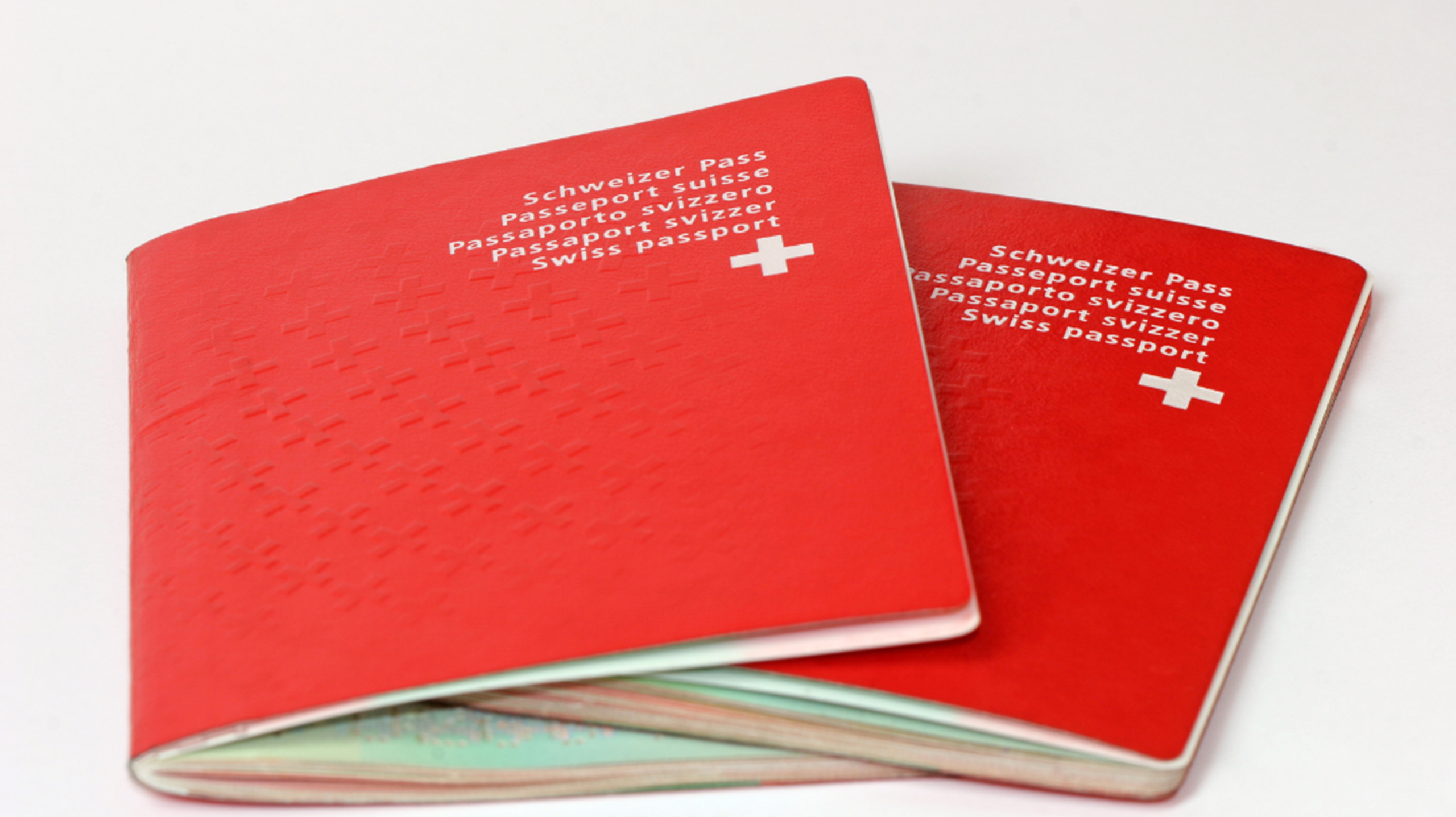 Seit über 30 Jahren lebt T.O. in der Schweiz – integriert, engagiert, in der Gemeinde verwurzelt. Dennoch wurde ihm die Einbürgerung verwehrt. Der Grund: ein einmaliger Selbstunfall. Nun hat das Bundesgericht in einem Grundsatzurteil klargestellt: Die Integrationsleistung eines Menschen darf nicht durch starre Regeln entwertet werden. Behörden müssen individuelle Umstände umfassend würdigen.