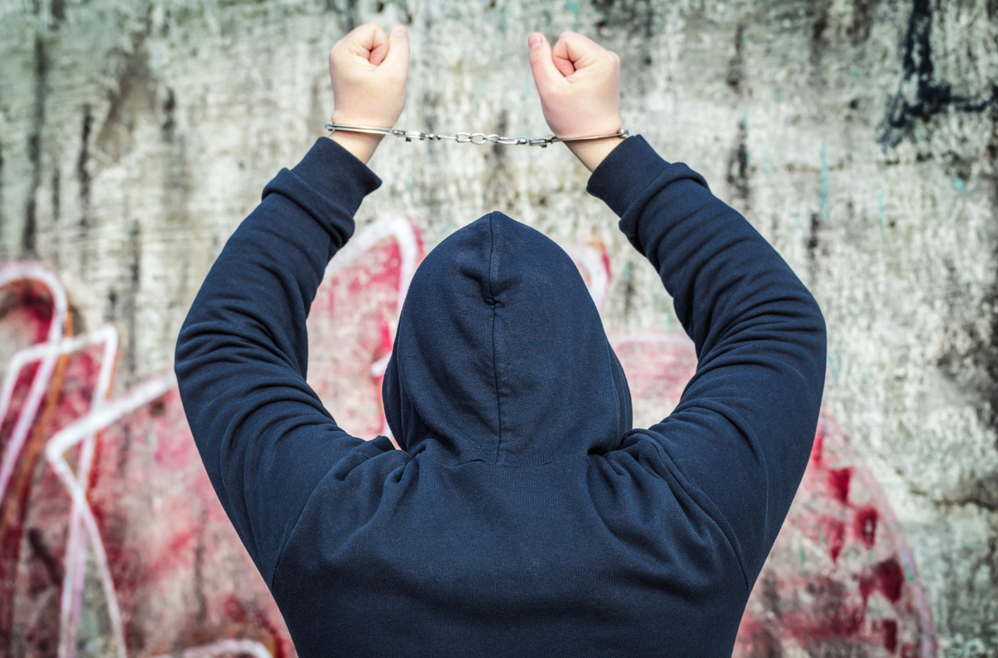 Das Schweizer Jugendjustizsystem ist ein Erfolgsmodell: Es stellt Erziehung, Verantwortung und Wiedereingliederung in den Vordergrund – nicht Strafe und Repression. Seit Jahrzehnten gilt es als effektiv und kinderrechtskonform. Doch dieses System steht heute unter Druck.