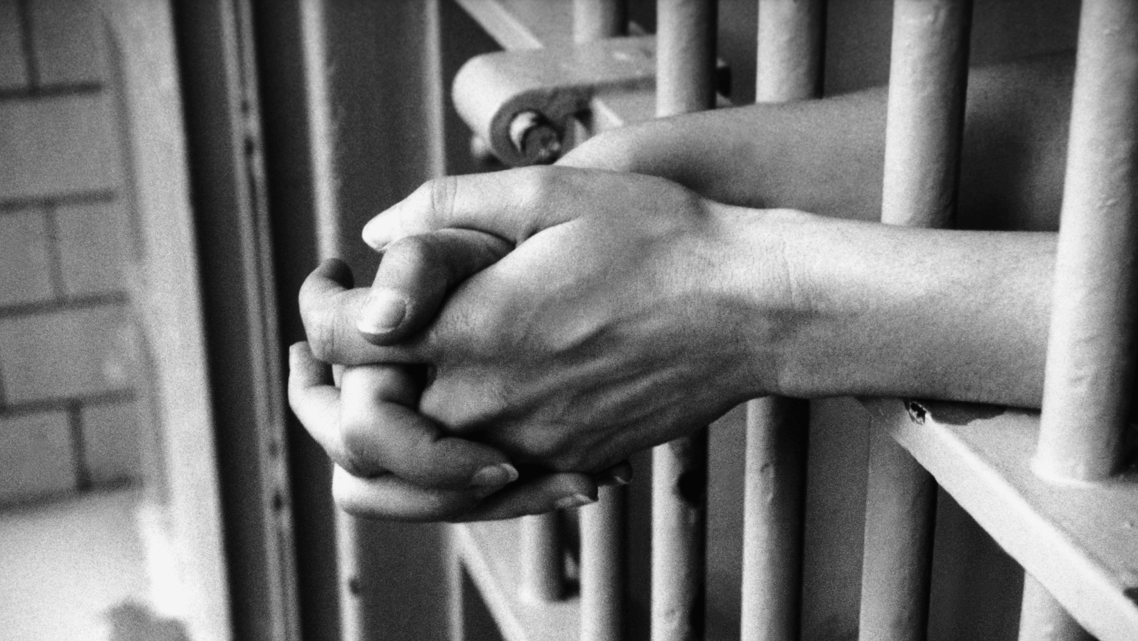 Die Einzelhaft als Sicherungsmassnahme ist einer der schwerwiegendsten Eingriffe in die Grund- und Menschenrechte von Inhaftierten. Trotzdem wird sie in der Schweiz häufig über lange Zeiträume angewendet – deutlich länger, als internationale Standards erlauben. Diese Praxis ist dringend zu überprüfen.