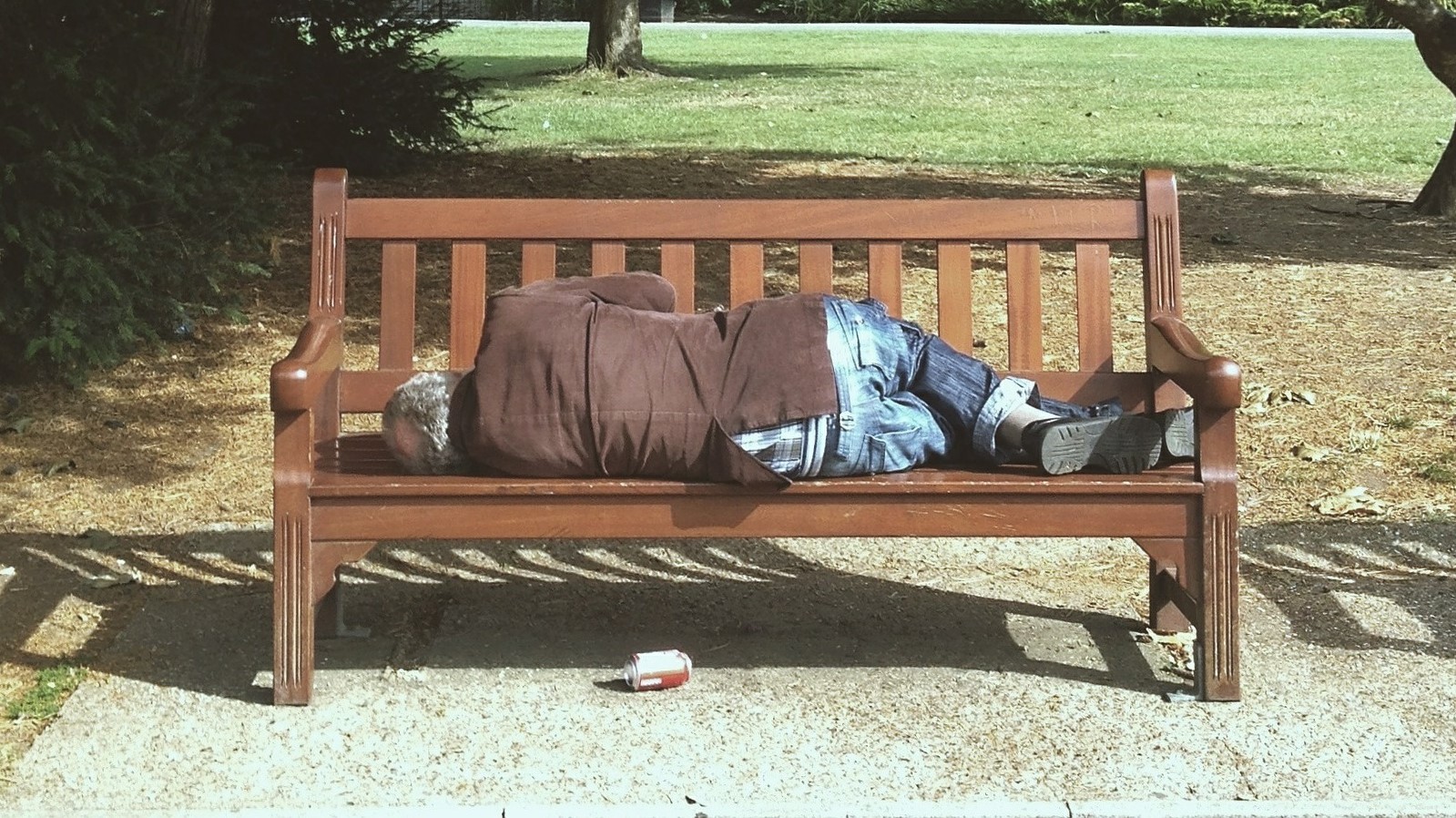 In der Schweiz verschärft sich die Wohnungsnot – besonders für Menschen mit Migrationsgeschichte oder ohne Schweizer Pass. Sie zahlen häufiger überhöhte Mieten und werden überproportional aus Städten verdrängt. Zugleich sollen im Kanton Bern Menschen ohne Aufenthaltsbewilligung keinen Zugang mehr zu kantonalen Notschlafstellen erhalten. All dies zeigt: Das Recht auf Wohnen gilt in der Praxis nicht für alle gleichermassen.