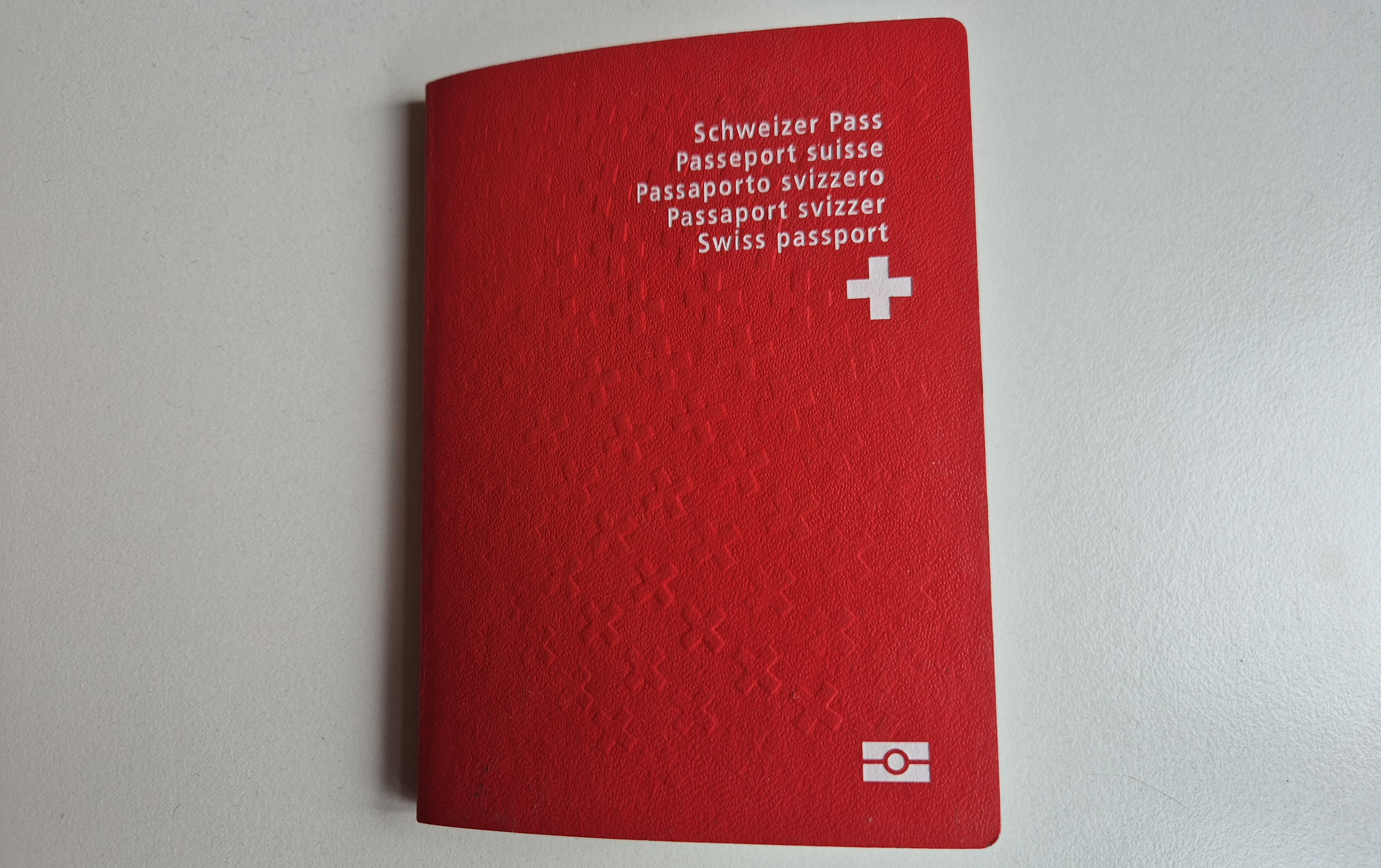 Seit &uuml;ber 30 Jahren lebt T.O. in der Schweiz &ndash; integriert, engagiert, in der Gemeinde verwurzelt. Dennoch wurde ihm die Einb&uuml;rgerung verwehrt. Der Grund: ein einmaliger Selbstunfall. Nun hat das Bundesgericht in einem Grundsatzurteil klargestellt: Die Integrationsleistung eines Menschen darf nicht durch starre Regeln entwertet werden. Beh&ouml;rden m&uuml;ssen individuelle Umst&auml;nde umfassend w&uuml;rdigen.