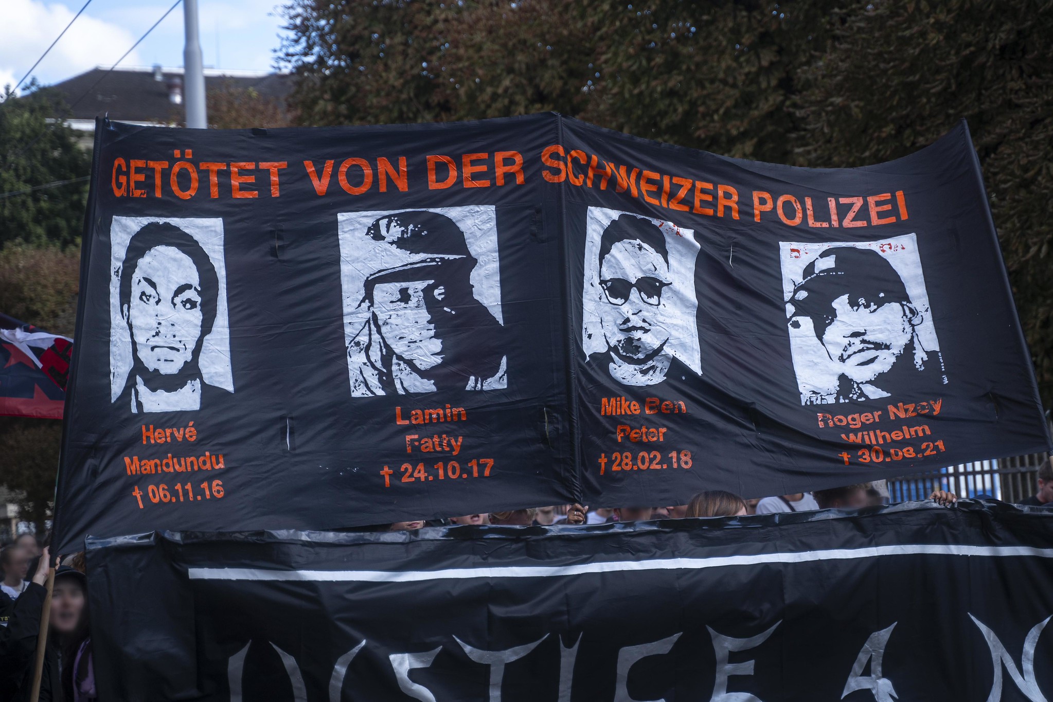 Die Enth&uuml;llung rassistischer Chatgruppen innerhalb der Lausanner Stadtpolizei hat eine Debatte neu entfacht, die Betroffene und zivilgesellschaftliche Initiativen aufgrund mehrerer Todesf&auml;lle bei Polizeieins&auml;tzen seit Jahren f&uuml;hren: &uuml;ber Racial Profiling, Polizeigewalt und strukturelle Diskriminierung. W&auml;hrend die Lausanner Stadtbeh&ouml;rden inzwischen selbst von einem &laquo;strukturellen Problem&raquo; sprechen, stellt sich eine grundlegende menschenrechtliche Frage: Sind die bestehenden rechtlichen Verfahren &uuml;berhaupt geeignet, strukturelle Diskriminierung wirksam zu erkennen und zu sanktionieren?