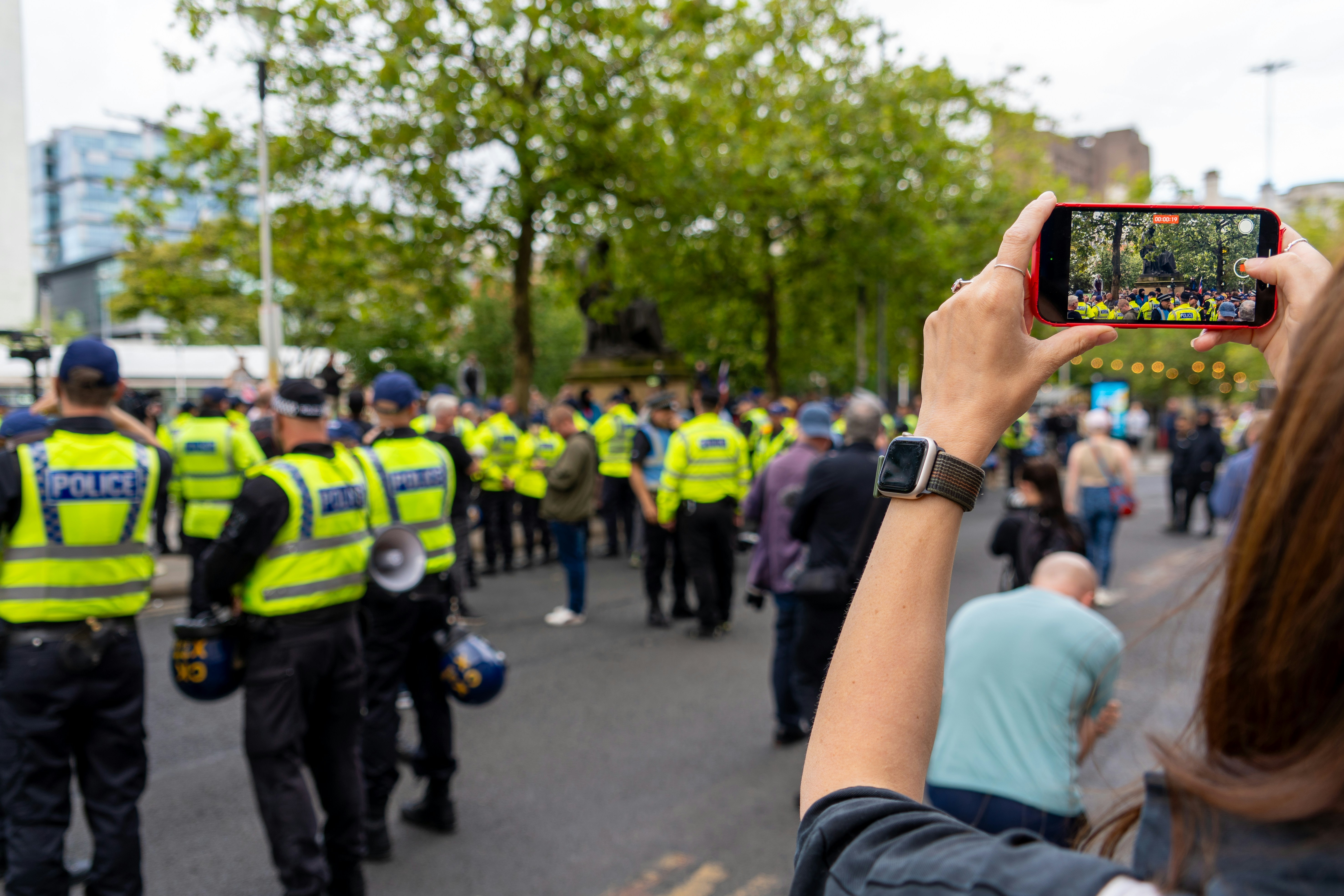Ein Polizeieinsatz in einem Z&uuml;rcher R&uuml;ckkehrzentrum wirft grundlegende Fragen zum Filmen von Amtshandlungen durch Zeug*innen und zur Strafverfolgung von Polizeibeamt*innen auf. Das Bundesgericht stellt klar: Schon bei minimalem Tatverdacht muss ermittelt werden &ndash; und Verfahrensrechte gelten uneingeschr&auml;nkt, auch im migrationsrechtlichen Kontext.