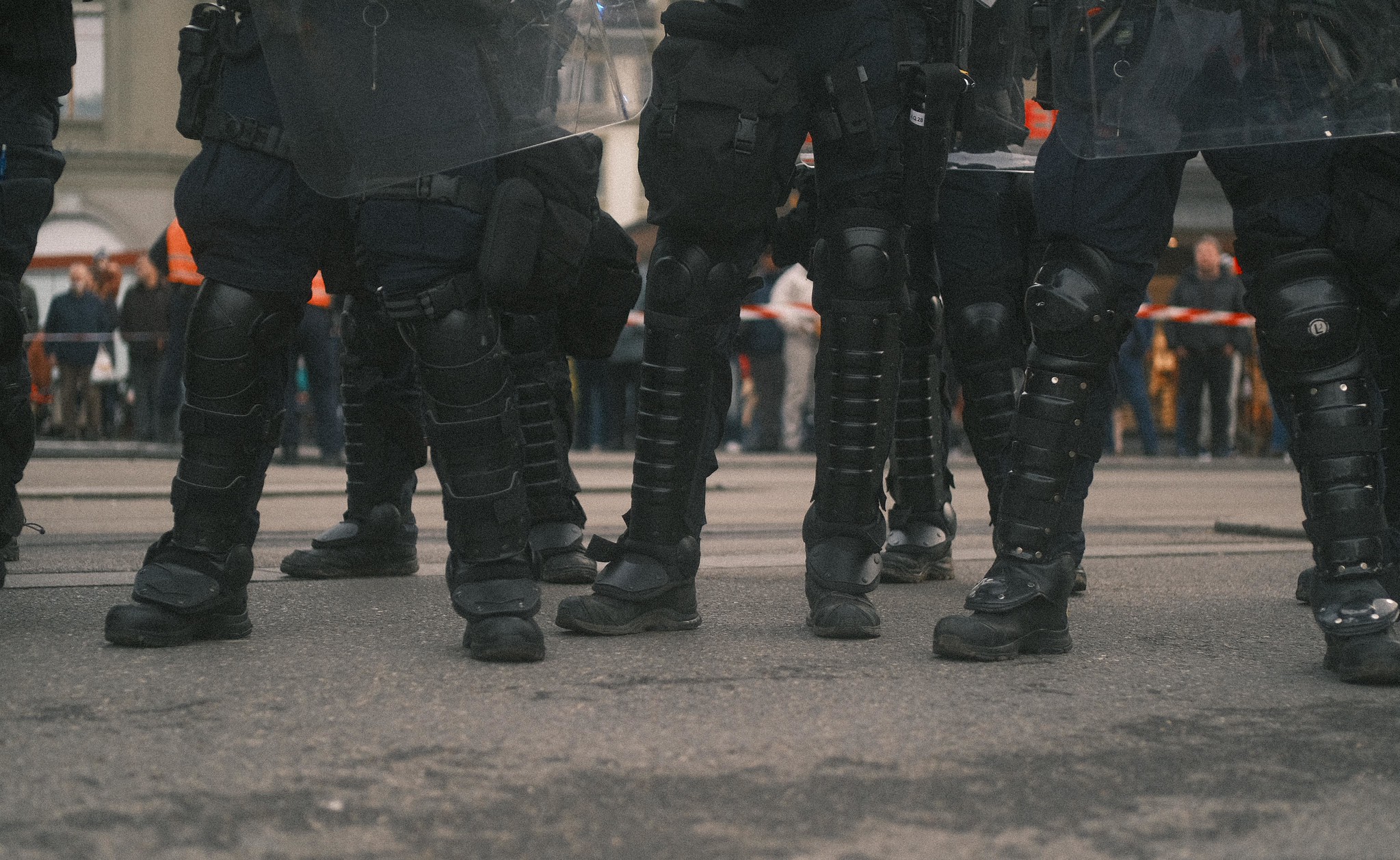 Im M&auml;rz 2026 wird ein 34-j&auml;hriger Polizist der Kantonspolizei Basel-Stadt wegen schwerer &Uuml;bergriffe auf zwei migrantische Personen strafrechtlich verurteilt. Der Fall ist damit von besonderer Bedeutung, weil strafrechtliche Verurteilungen von Polizeibeamt*innen in der Schweiz selten sind.