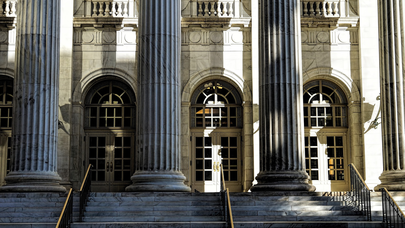 Les procédures judiciaires manifestement infondées ou abusives, aussi appelées «poursuites stratégiques altérant le débat public», sont en hausse dans le monde entier. Elles mettent en péril la liberté d’expression et de la presse et s’attaquent aux piliers de la démocratie. Ces «poursuites-bâillons» menacent ainsi le débat public et réduisent au silence les personnes ou les organisations s’exprimant sur des sujets d’intérêt public. Elles empêchent les ONG et les médias d’accomplir leur mandat d’information et mobilisent inutilement des ressources. Elles peuvent aller jusqu’à ruiner leurs cibles financièrement. En avril 2022, la Commission européenne a publié une proposition de directive sur les poursuites-bâillons. En Suisse, les voix critiques émanant de la société civile et des médias ne sont pas suffisamment protégées.