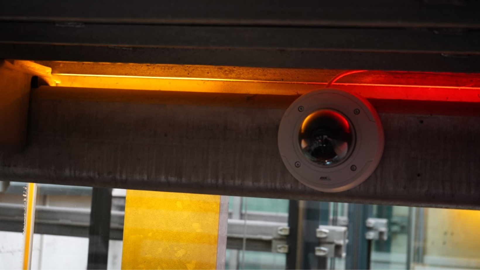 Dans les aéroports, les stades de foot ou dans le cadre de poursuite pénale, la reconnaissance faciale et d’autres systèmes de reconnaissance biométrique sont de plus en plus employés en Suisse. Lorsqu’ils sont utilisés à des fins d’identification dans les lieux accessibles au public, ces systèmes sont incompatibles avec les droits fondamentaux et les droits humains, notamment le droit à la sphère privée, la liberté d’expression et de rassemblement, et l’interdiction de discriminer.