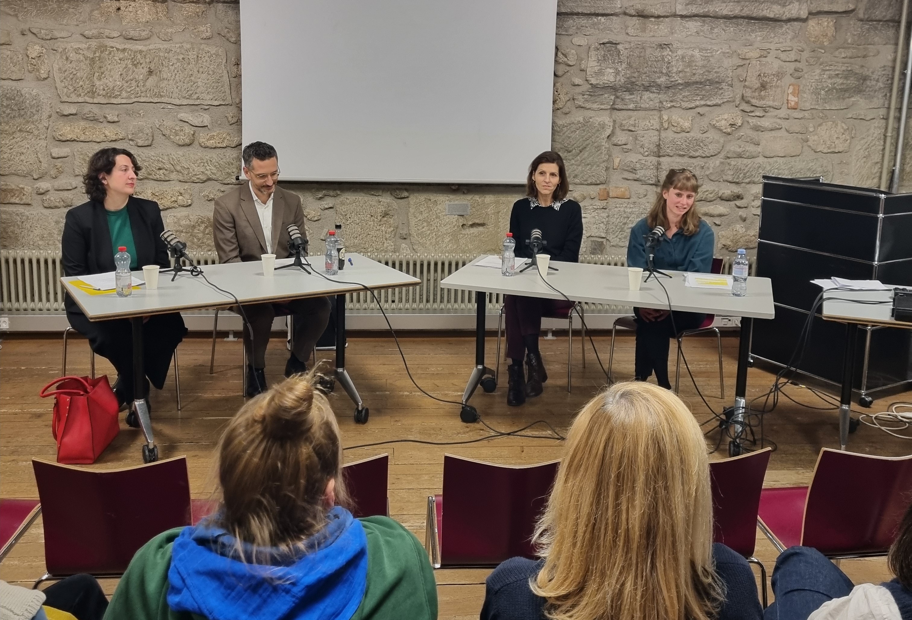 Unser Podcast &laquo;Artikel Sieben&raquo; r&uuml;ckt die Menschenrechte in der Schweiz ins Zentrum. Einzelne F&auml;lle machen gravierende L&uuml;cken im Menschenrechtsschutz sichtbar. In der zweiten zweisprachigen Folge im live-Format gehen wir der Frage nach, warum sich die Schweiz so schwertut, Femizide zu bek&auml;mpfen und welche Massnahmen die Bundes- und Kantonsbeh&ouml;rden sowie die Zivilgesellschaft ergreifen, um den Schutz von Frauen zu verbessern. Gespr&auml;chspartner*innen waren Gian Beeli (EBG), Sophie Delessert (KT. FR) und Blert&euml; Berisha (F&eacute;d&eacute;ration Solidarit&eacute;s Femmes).